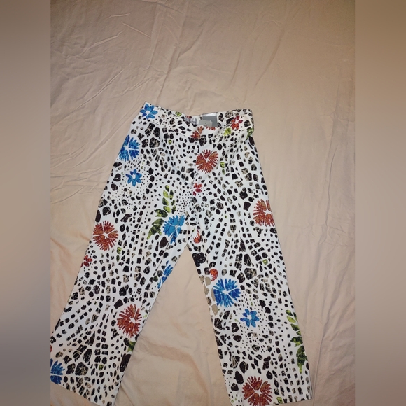 Chico's Relaxed Ladies Crop Capri pants, size 0, Spotted Floral print, NWT - Picture 4 of 15